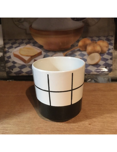 Jolie petite tasse noir et blanc. Ce produit est proposé avec un sachet de 50gr de fleur de sel