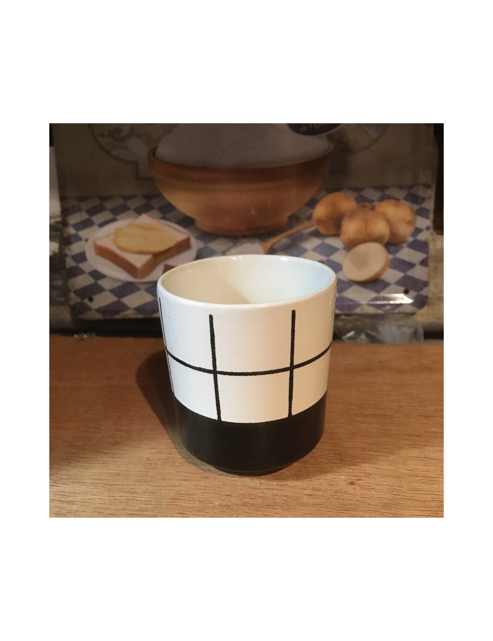 Jolie petite tasse noir et blanc. Ce produit est proposé avec un sachet de 50gr de fleur de sel