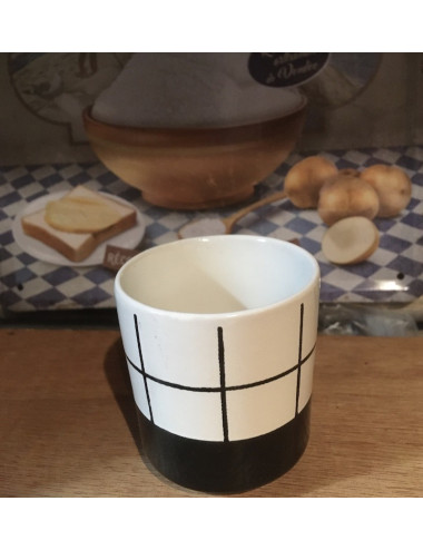 jolie petite tasse noir et blanc. Ce produit est proposé avec un sachet de 50gr de fleur de sel