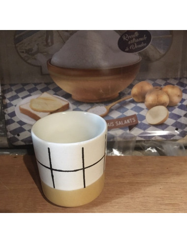 Jolie petite tasse couleur miel. Ce produit est proposé avec un sachet de 50gr de fleur de sel