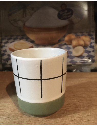 Jolie petite tasse couleur vertel. Ce produit est proposé avec un sachet de 50gr de fleur de sel