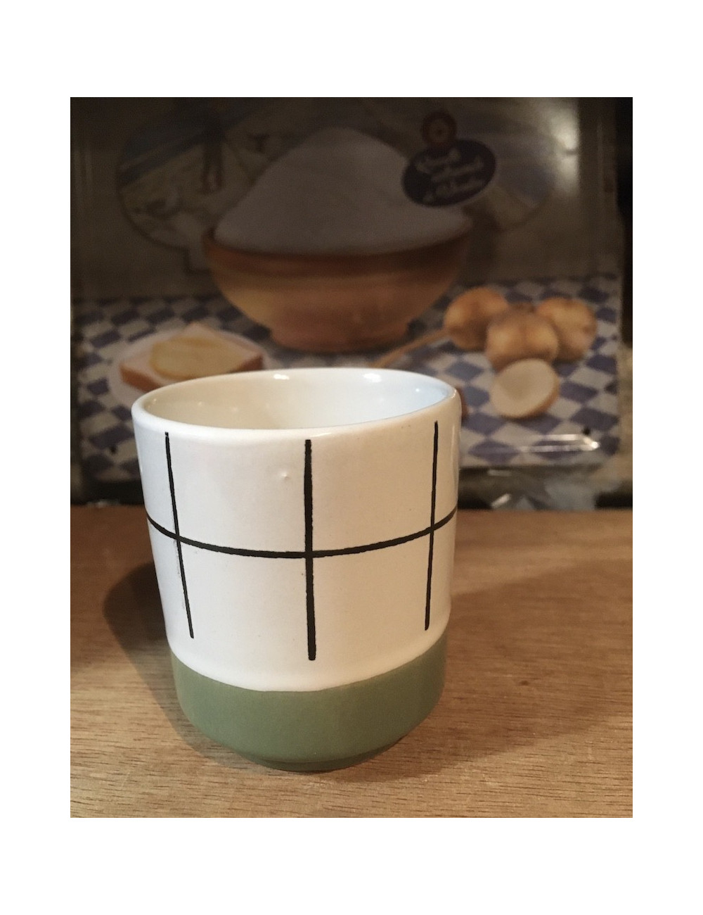 Jolie petite tasse couleur vertel. Ce produit est proposé avec un sachet de 50gr de fleur de sel